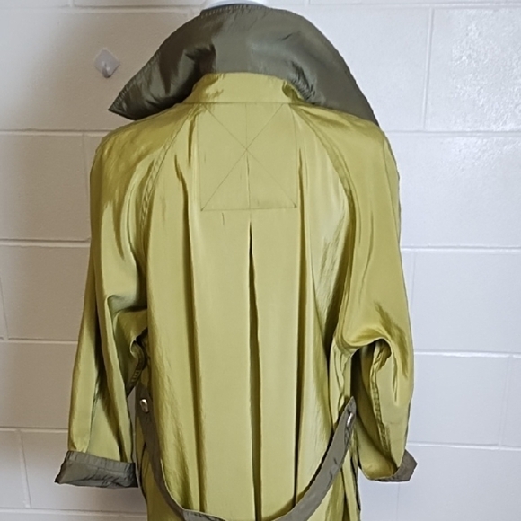 Reversible Green Trench Coat with Pockets Belt Accent can be Removed & Reversed - Picture 13 of 13